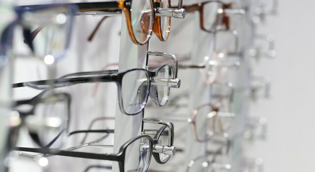 Ontdek verschillende stijlen voor uw optiek: het belang van een goede brillendisplay 